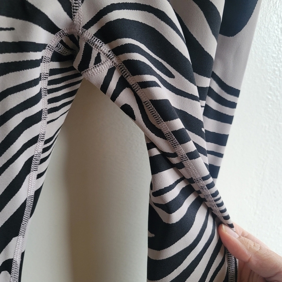Beyond Yoga, High Waist Midi Leggings, Grey Swirl‎ Jacquard, Size Small - Picture 2 of 7
